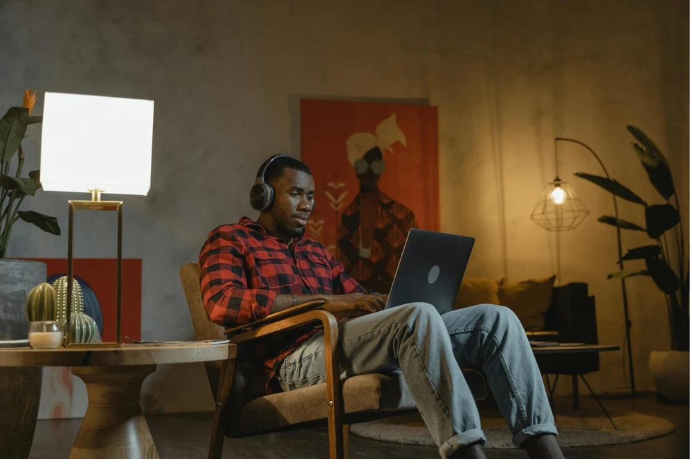 A student taking a live class from home